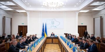 Правительство сохранило ежемесячную доплату 2,6 тыс. грн для учителей на прифронтовых территориях