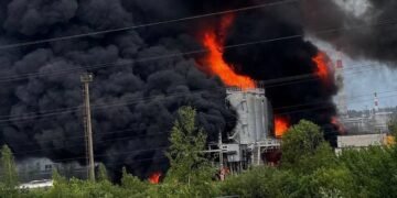 НПЗ в Кстово и Усть-Луге остановились после ударов Украины