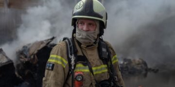 РФ ударила по офисному центру в Днепре, есть пострадавшие (видео)