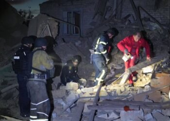 В Запорожье разрушен дом и горит рынок: погибли женщины, среди пострадавших ребенок