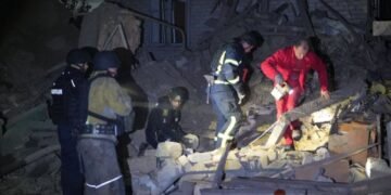 В Запорожье разрушен дом и горит рынок: погибли женщины, среди пострадавших ребенок