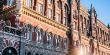 Інфляція прискорюється, економіка сповільнюється: які рішення ухвалили НБУ та ЄЦБ і як вони вплинуть на українців