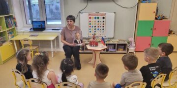 Дети на коленях: в российских детсадах заставили поздравлять Путина с 74-летием