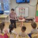 Дети на коленях: в российских детсадах заставили поздравлять Путина с 74-летием