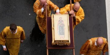 Святые не воюют за оккупантов:  разгром армии РФ на Донбассе связали с потерей мощей Дмитрия Донского