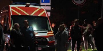Россия нанесла удар по многоэтажному дому в Киеве: часть здания разрушена, среди пострадавших есть дети