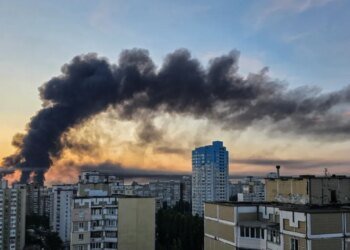 Россия нанесла удар по 12-этажному дому в Киеве: стало известно о первых жертвах