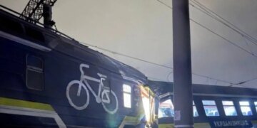 Железнодорожная авария во Львове: дизель протаранил электровоз, травмированы машинист и пассажиры. ФОТО