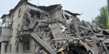 Семеро погибших, трое — дети: число жертв удара по Запорожью растёт, под завалами — 14 пропавших. ФОТО