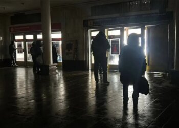 Метро встало, трамваи стоят, вода исчезла: в Киев аварийные отключения электричества после удара по энергетике
