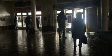Метро встало, трамваи стоят, вода исчезла: в Киев аварийные отключения электричества после удара по энергетике