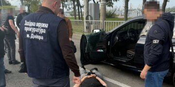 В Днепре поймали взяточника от горсовета: $12 тысяч за то, чтобы «не заметить» самовольную постройку