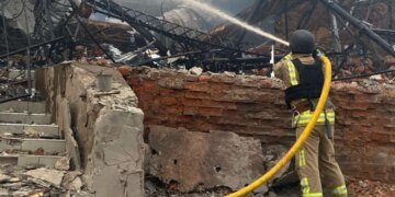 Авиаудар по Харькову:  российская бомба убила женщину, уничтожила СТО и изувечила 35 домов