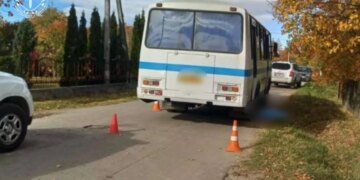 Автобус наехал на 4-летнего мальчика на конечной остановке: водителя задержали, ребёнок погиб на месте