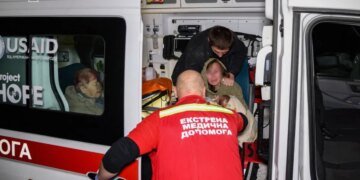 8 бомб на сплячий квартал: Росія вбила людину і поранила 12 херсонців, троє з них — діти. ФОТО