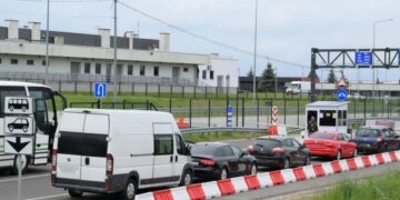 40 часов в очереди: российские атаки парализуют пункты пропуска на границе с Польшей