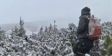 Четыре часа поисков в снежную бурю: спасатели вызволили туриста, заблудившегося на пути к Говерле