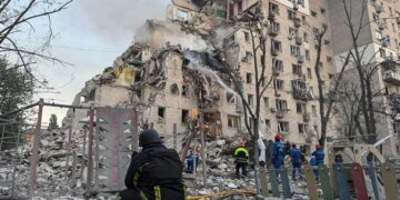 Число погибших в результате утреннего удара РФ по Киеву возросло до двух