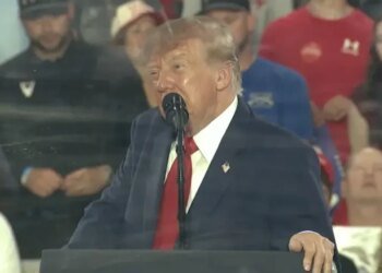 Флирт с Конституцией: Трамп снова заигрывает с идеей третьего срока, ссылаясь на «сфальсифицированные» выборы 2020 года