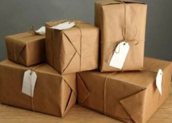 Посылки из-за границы подорожают: Зеленский подписал новый закон о НДС