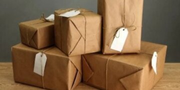 Посылки из-за границы подорожают: Зеленский подписал новый закон о НДС