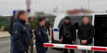 Застрелил мужчину и сбежал в Германию: пограничника с Одесщины экстрадировали и взяли под стражу