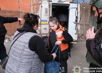 Ребёнок бежал под дронами, чтобы сдать домашнее задание: как полиция спасает детей из пригорода Краматорска