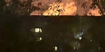 Дроны ВСУ добрались до Омска за 2500 км: горит химзавод «Омский каучук»