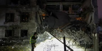 Россия во второй раз за ночь нанесла ракетный удар по Киеву: зафиксированы попадания в административное здание и нежилые здания