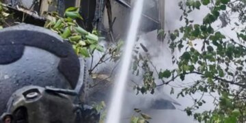Россия ударила по девятиэтажке в Краматорске — во время тушения дрон атаковал пожарную машину. ФОТО