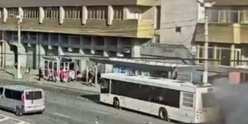 Двери заблокировало, женщина с ранением в шею: подробности удара FPV-дрона по автобусу в Запорожье. ВИДЕО