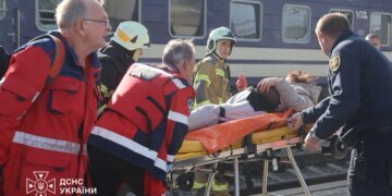 Кровь на перроне Днепра: РФ ударила дроном по вокзалу: 13 погибших, Зеленский призывает усилить санкции. ФОТО