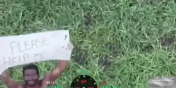 Украинский дрон снял голого африканского наемника с плакатом «Please help me». ВИДЕО