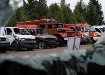 В ГСЧС продемонстрировали норвежской делегации поврежденную в результате вражеской атаки технику спасателей
