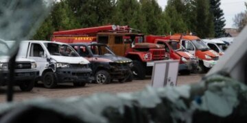 В ГСЧС продемонстрировали норвежской делегации поврежденную в результате вражеской атаки технику спасателей