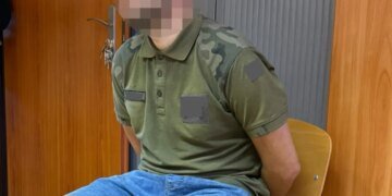 Из-за национальности: в Варшаве 30-летний поляк напал с ножом на двух украинцев в автобусе