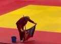 Гнев фанатов и позор на чемпионате: в Казахстане флагом «Барселоны» помыли пол. ВИДЕО