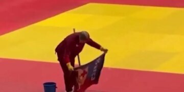 Гнев фанатов и позор на чемпионате: в Казахстане флагом «Барселоны» помыли пол. ВИДЕО