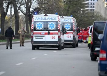 В Херсоне из-за авиаудара РФ погиб водитель скорой и пострадал младенец