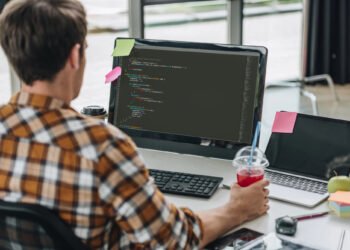 Друга робота в ІТ: скільки заробляють фахівці та хто підробляє найчастіше