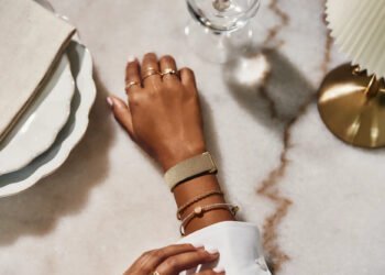 Google випустила металеві ремінці для Fitbit Air у двох кольорах