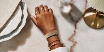 Google випустила металеві ремінці для Fitbit Air у двох кольорах