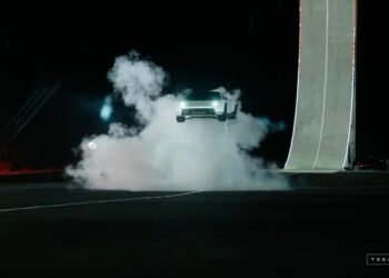 Tesla показала спорткар, який може стрибати завдяки двигунам SpaceX