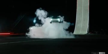 Tesla показала спорткар, який може стрибати завдяки двигунам SpaceX