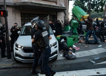 Во Франции во время протестов задержали более 1800 человек, митинги охватили соседнюю страну