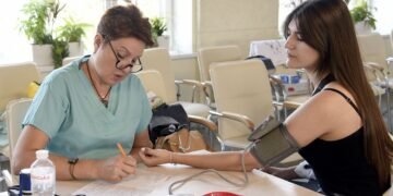 Минздрав планирует повысить минимальные зарплаты медикам в 2027 году: сколько будут платить