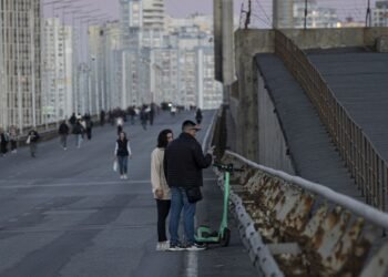 РФ атаковала Южный мост в Киеве: появились первые фото последствий
