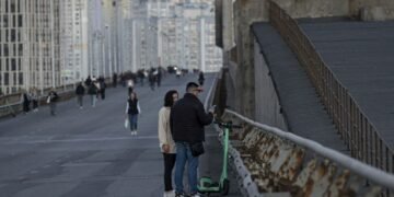 РФ атаковала Южный мост в Киеве: появились первые фото последствий