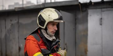 РФ ударила по одному из крупных ТРЦ в Ровно