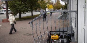 В Киеве и области ввели экстренные отключения света